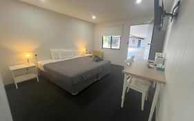 Abajaz Motel-Central-King Bed-Shaded Parking